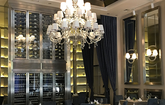 不鏽鋼酒櫃（guì）與現代設計風格餐廳的搭配魅力